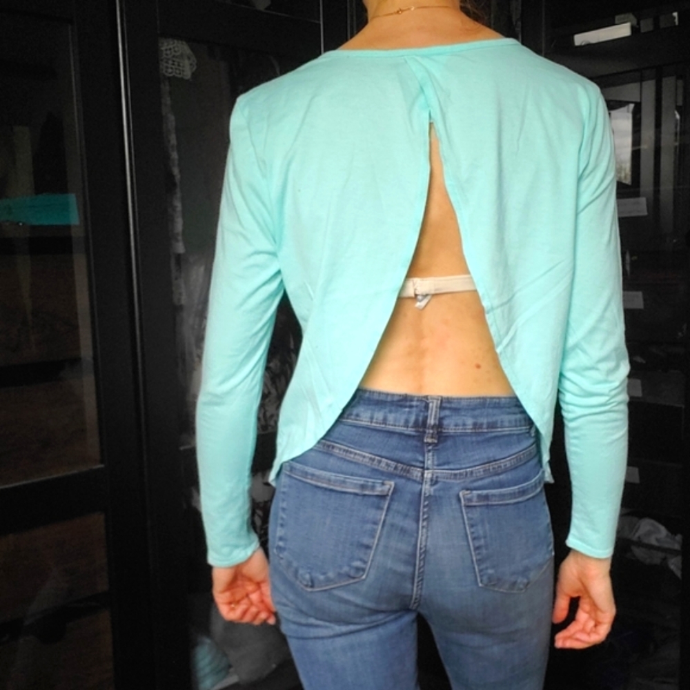 ⭐2/$20 Fabletics aqua long-sleeved open-back shirt